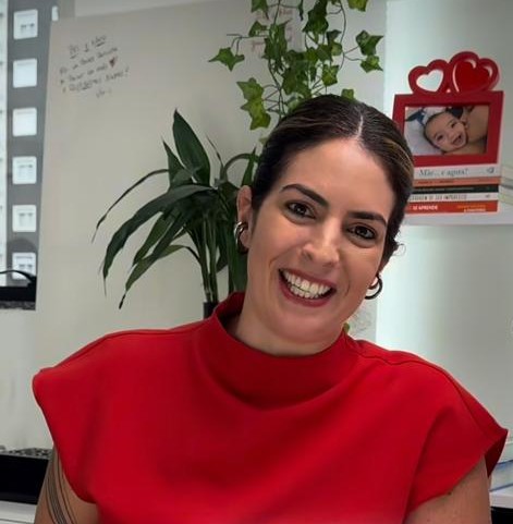 Dra. Lígia Conte em uma gravação de podcast